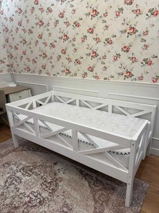 Кровать, натуральное дерево