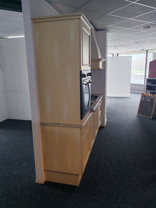 Чисто нова кухня с дървени вратички и уреди