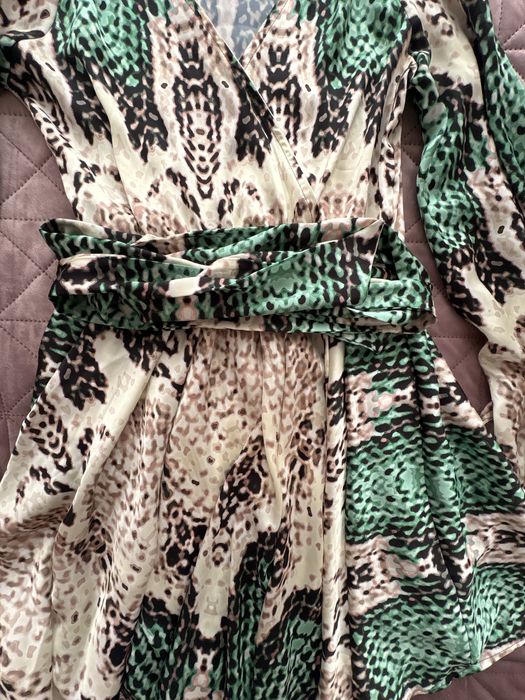 Мини рокля от сатен в змийски принт S размер