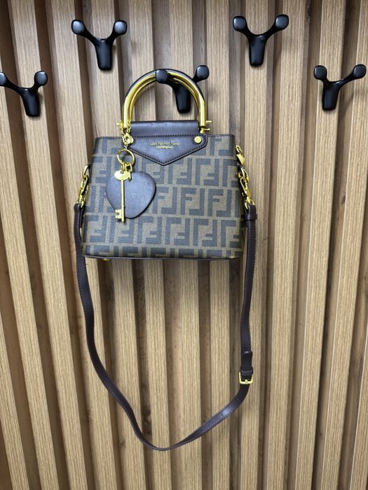 Сумка с брелком от Fendi