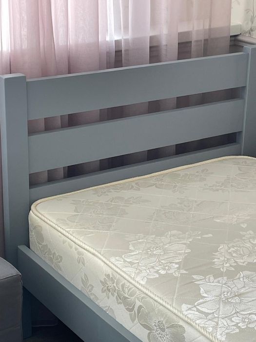 Кровать с матрасом.