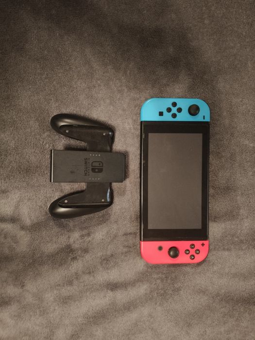 Nintendo Switch + Joy-Con roșu funcțional / Joy-Con albastru defect