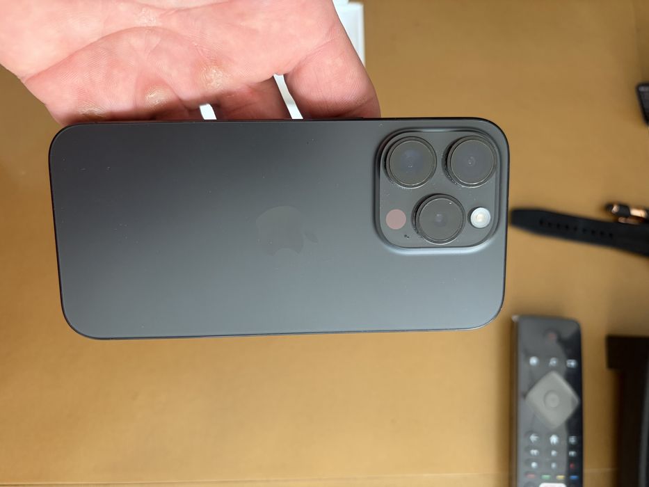 Продавам Iphone 15 Pro Black Titanium