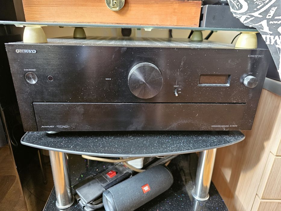 Продавам висок клас усилвател ONKYO -A9070 нов.