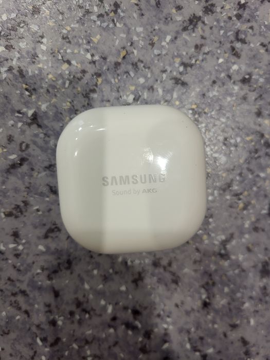 Продам наушники buds live