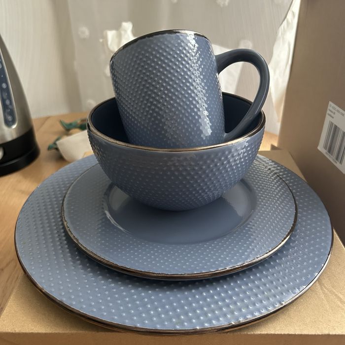 Продам сервиз чайно-столовый