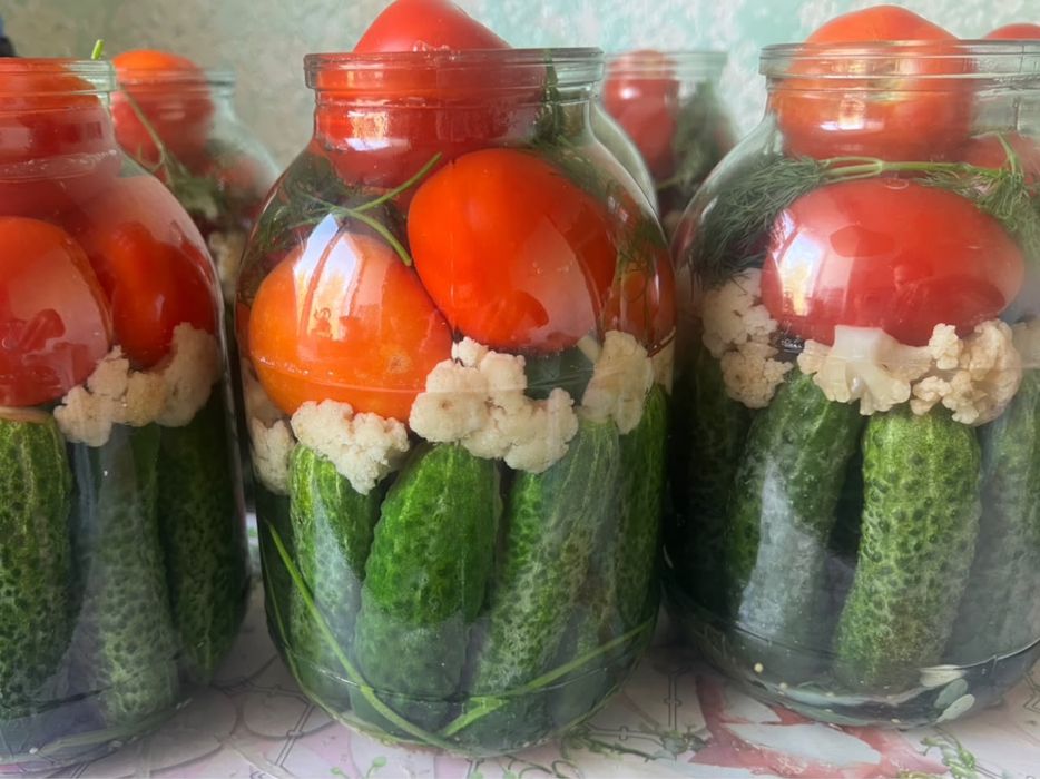 Продам соленья огурцы и ассорти