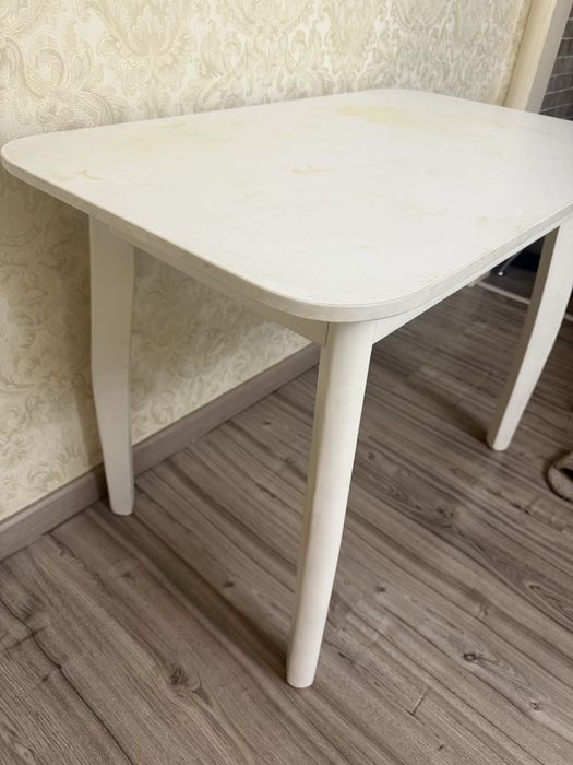 Стол обеденный в белом цвете