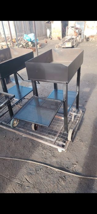 Vând grătare
70/45 cm
Tabla 3mm,ventilat cu găuri spate
Grătar tije i