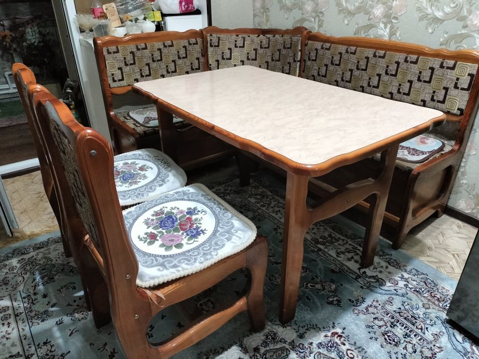 Кухонный уголок,дерево