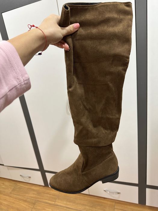 Дамски чисто носи кафяви ботуши