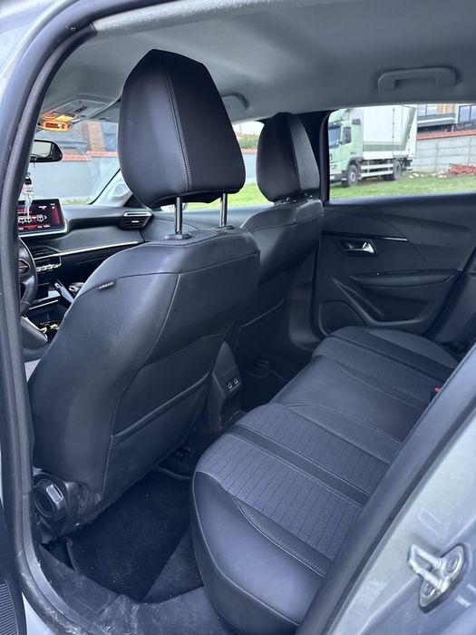 Продавам Peugeot 208