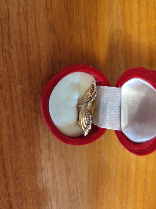 Продам золотые серьги