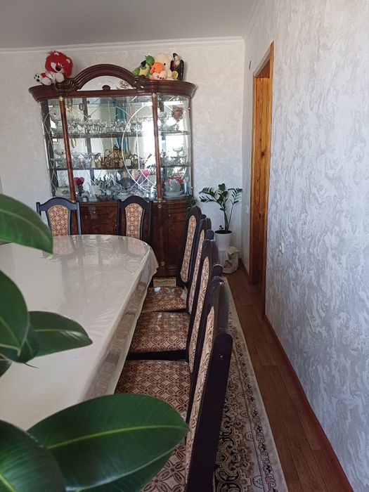 Продается шикарный новый стол и стулья