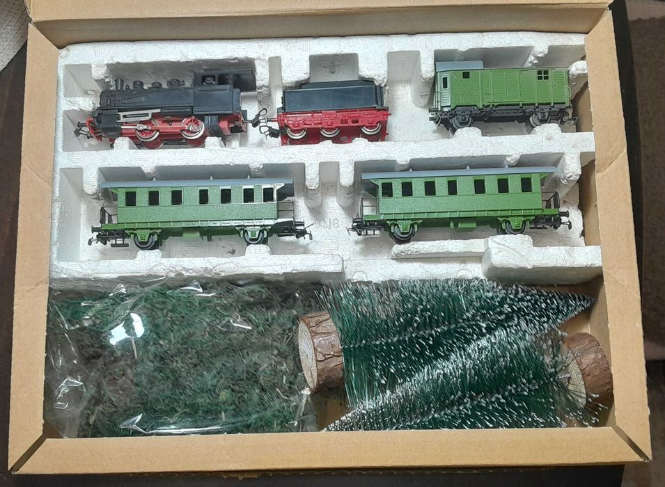 Комплект електрически влакчета -PIKO с декорация