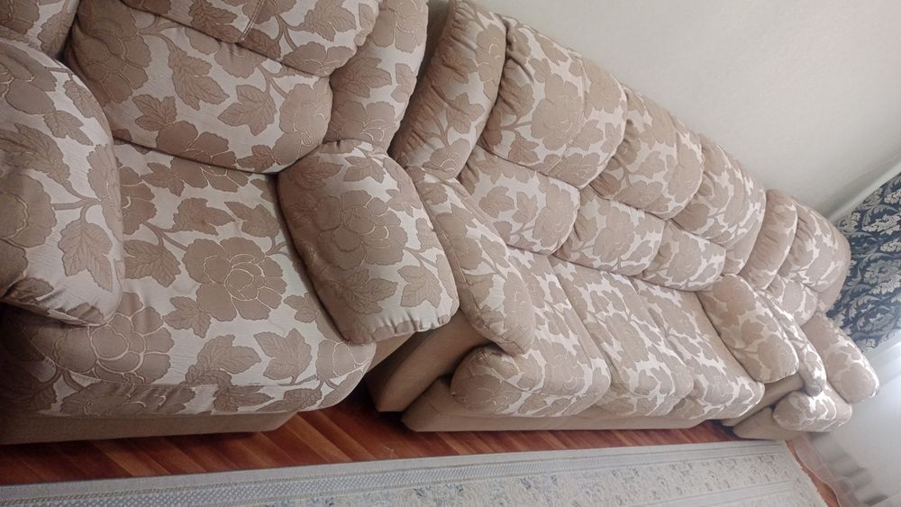 Продам мягкий уголок Диван + 2 кресло