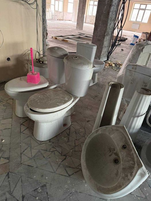 б/у: 4 унитаза, 2 писсуара, 2 раковины. Отличное состояние!