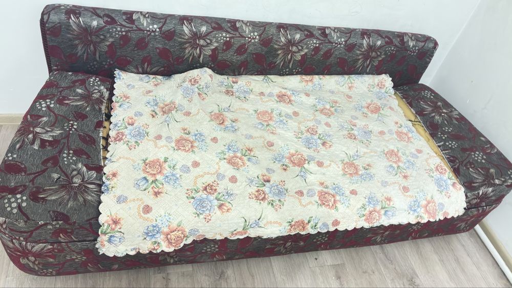 Отдам диван выдвижной .