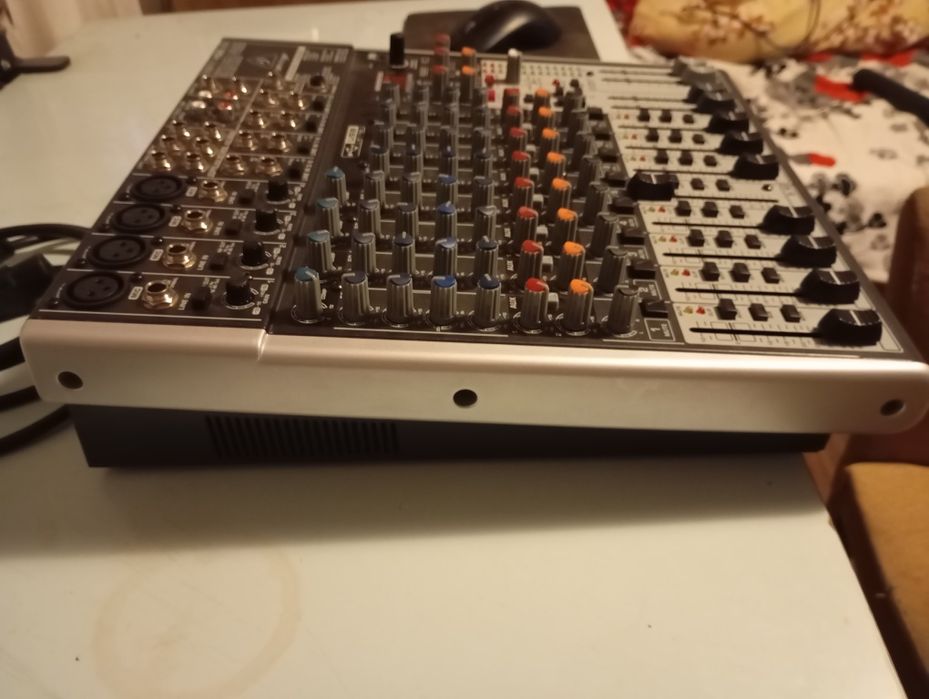 Se vinde mixer Behringer xenyx x 1622 usb