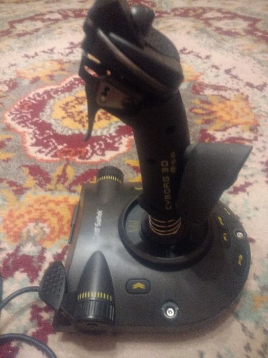 Vând  manetă Saitek CYBORG 3D USB