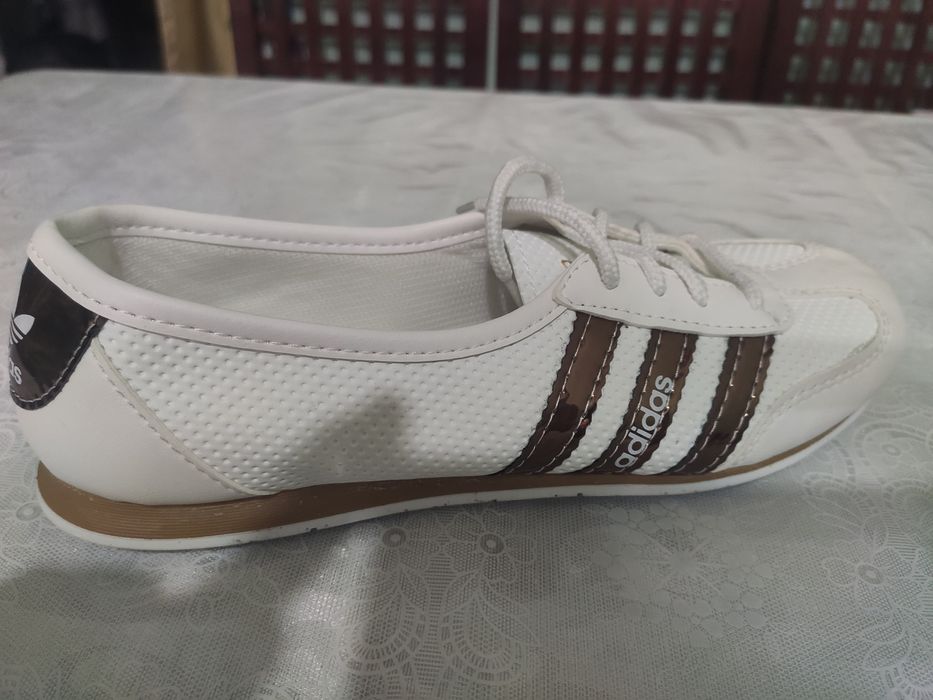 Новые женские кроссовки