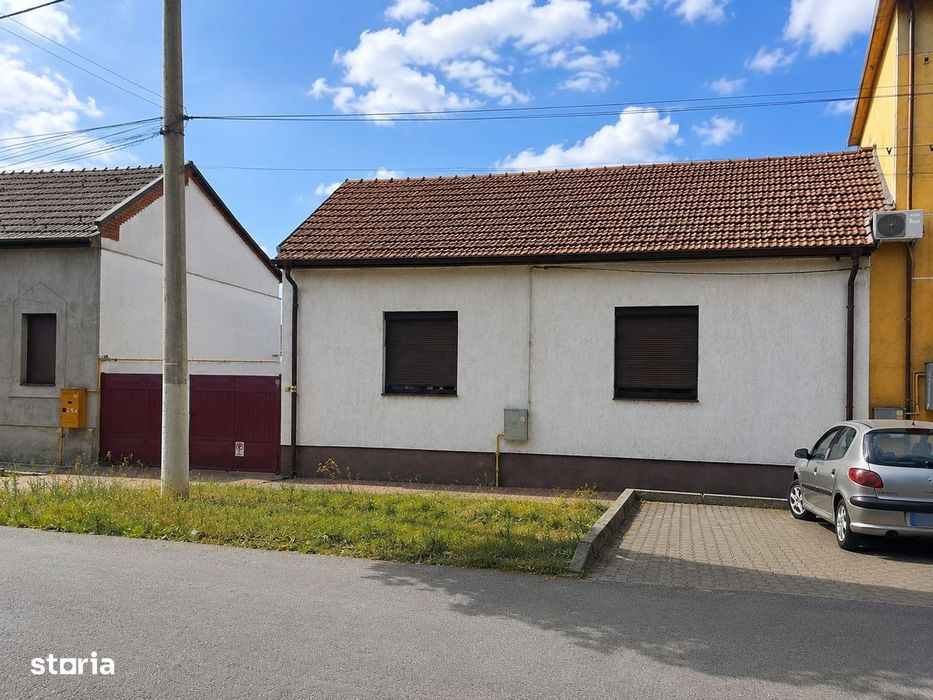 Casă 3 camere cu curte de inchiriat-Zona Pârneava