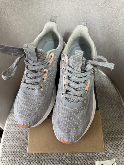 Кроссовки женские продам