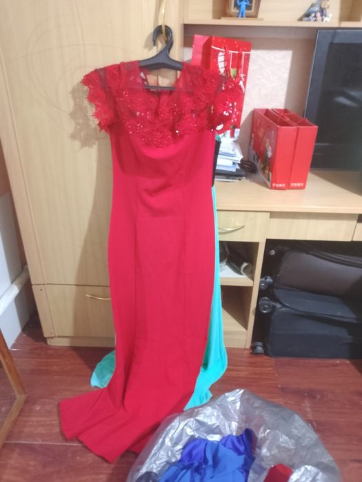 Срочно отдам даром платья