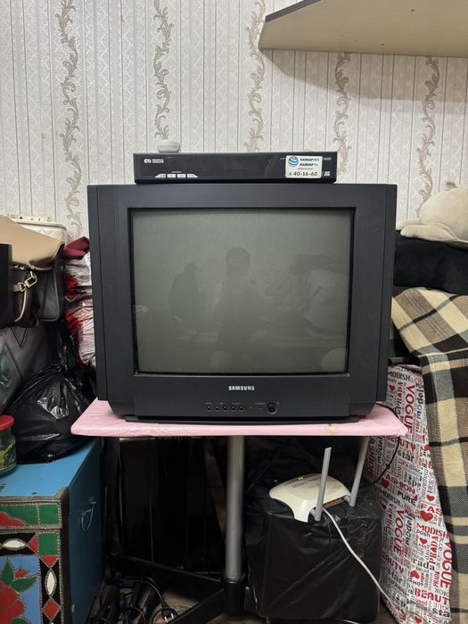 Телевизор с подставкой