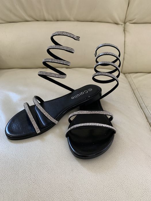 Чисто нови сандали 38 номер с камъни, увиващи се около крака с кутия