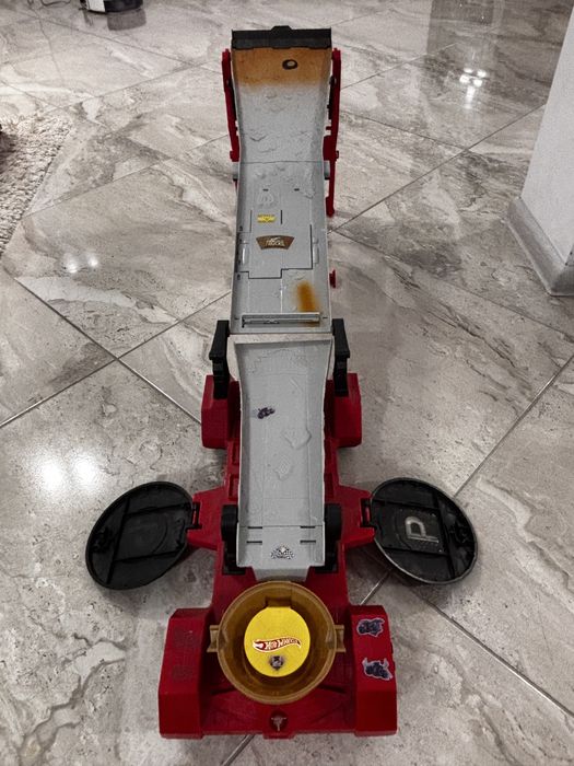 2 в 1 писта и място за съхранение на колички