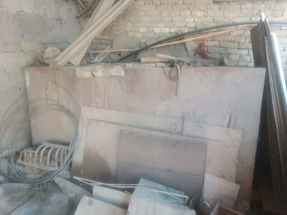 Железный бак для корма, воды