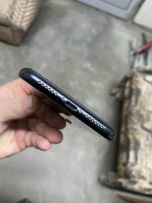 Продавач IPhone XR