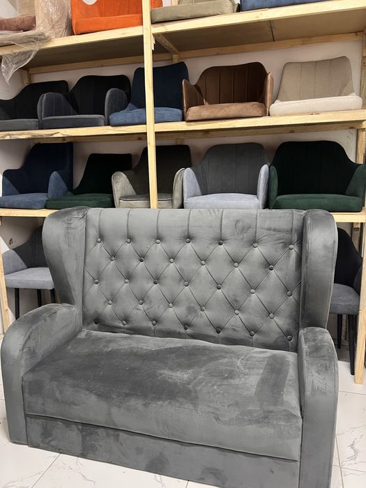 Диван для кафе 3-х местный с подлокотниками.