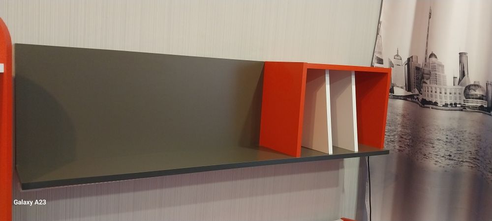 Стол письменный с полками