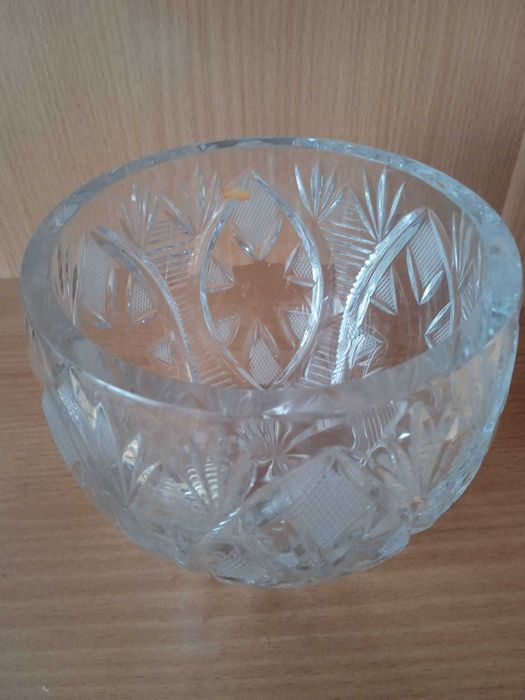 Продам хрустальную конфетницу