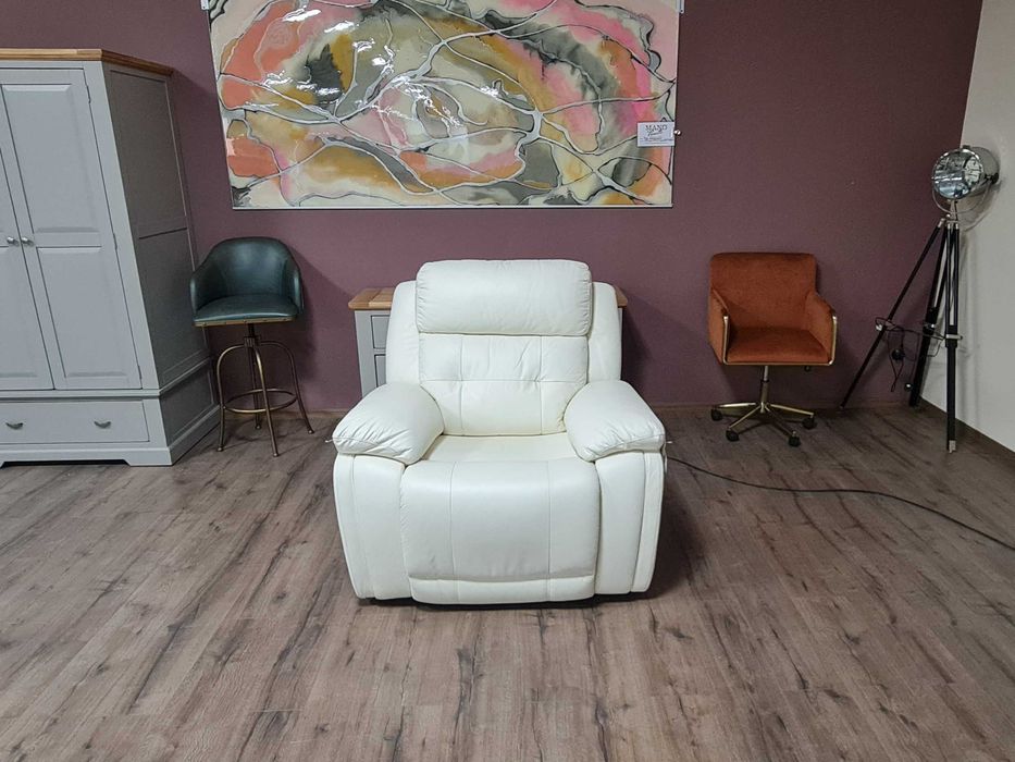 Бял кожен фотьойл La-z-boy с електрически релаксиращ механизъм