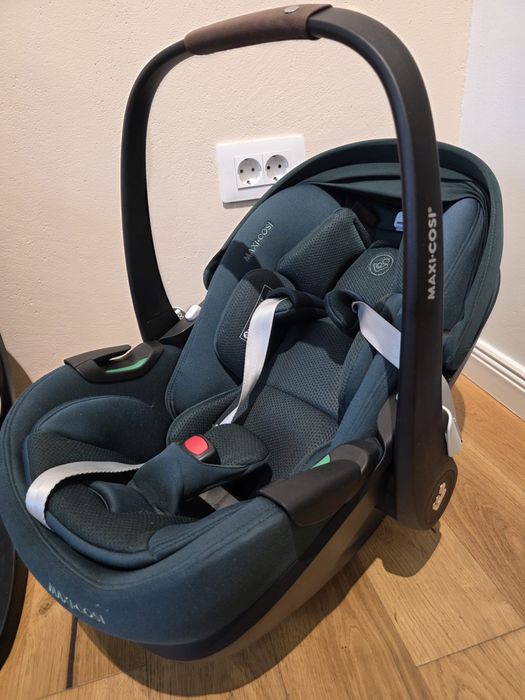 Maxi-Cosi Pebble 360 Pro² + FamilyFix 360 Pro, ca nouă, cu cutie originală