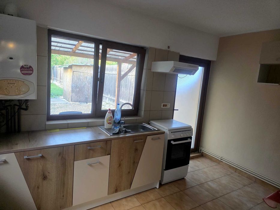 Închiriez Casa singur in curte