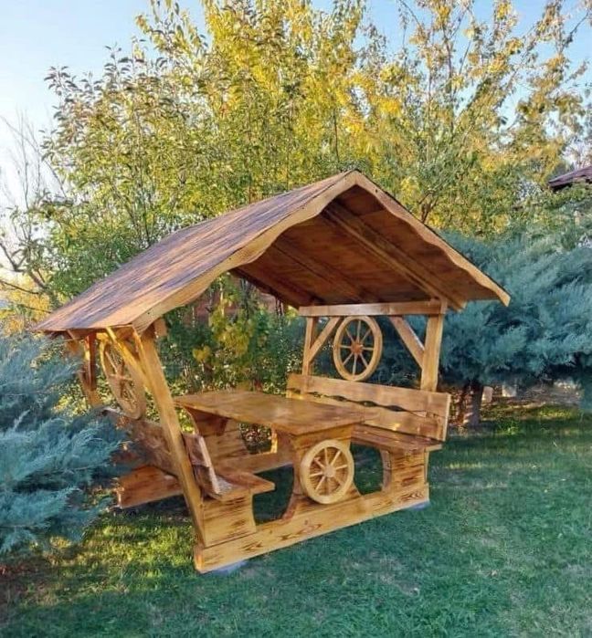 Foisor din lemn masiv cu roata