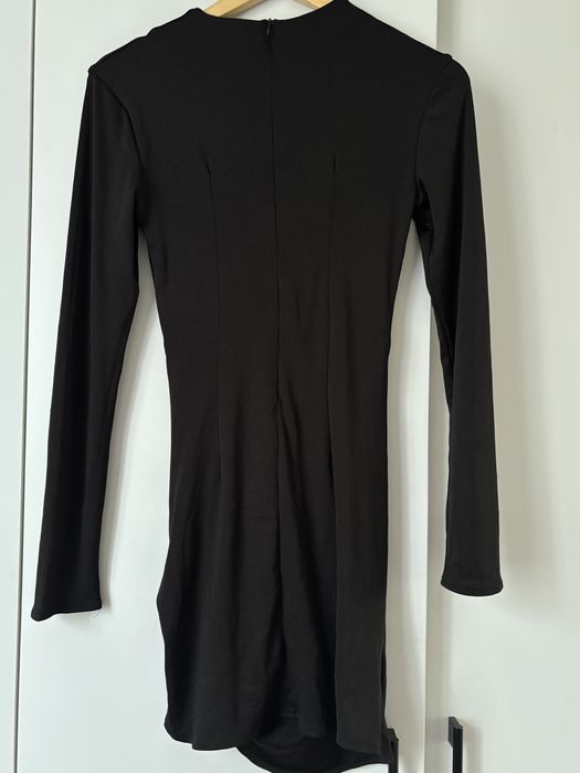 Черное облегающее платье с драпировкой