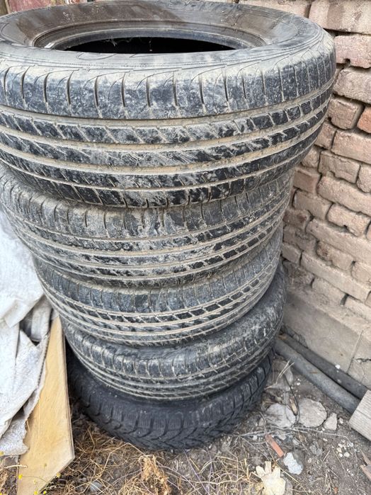 Продавам Летни  гуми 4 броя 235/70R16 и една зимна с джантата