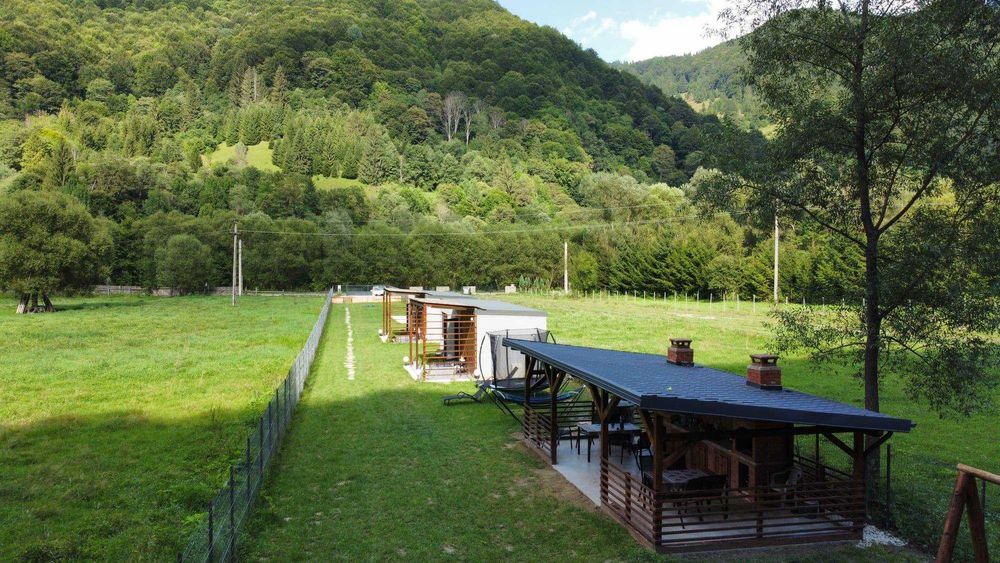 Teren superb cu bungalouri (casute) montane Satic