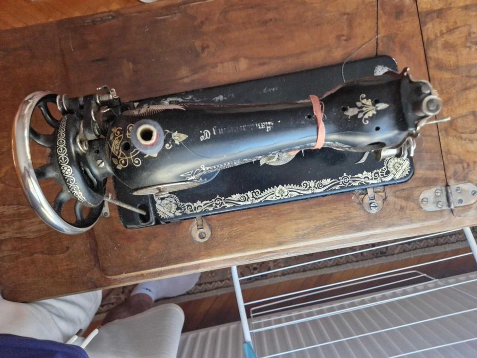 Mașină de cusut vintage Singer cu masă din lemn – anul 1929