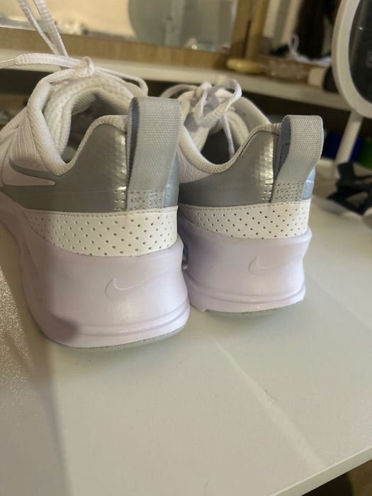 Унисекс Nike Air Max Nuaxis мръснобял,сребрист модел