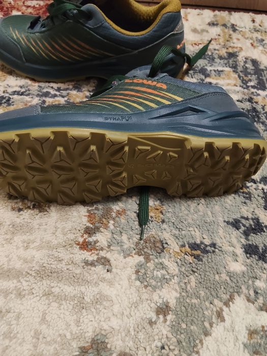 Adidași trekin Lowa  verde închis cu dungi portocalii, impermeabili, comozi număr 35 , incaltati o singura data.