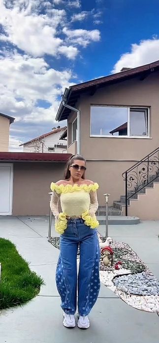 Страхотни дънки "балон" и уникално боди с къдрици