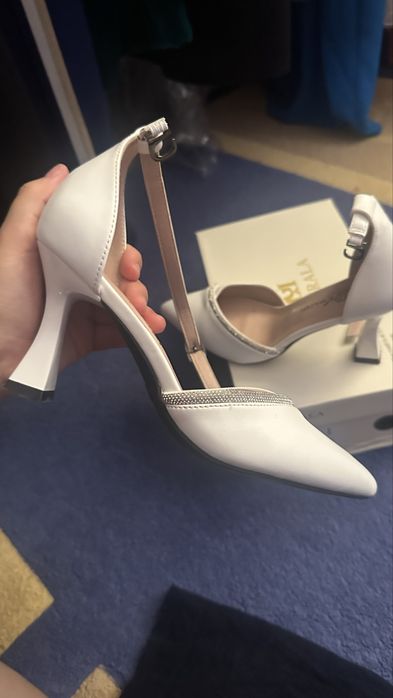 Туфли белого цвета