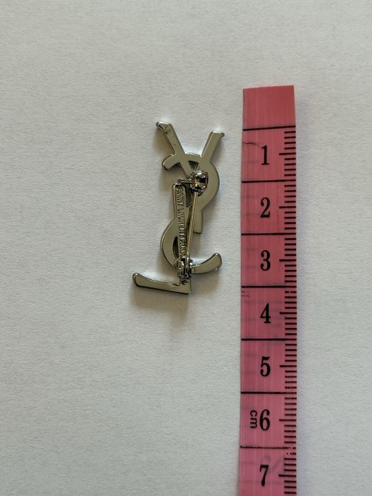 Brosa argintie stantata