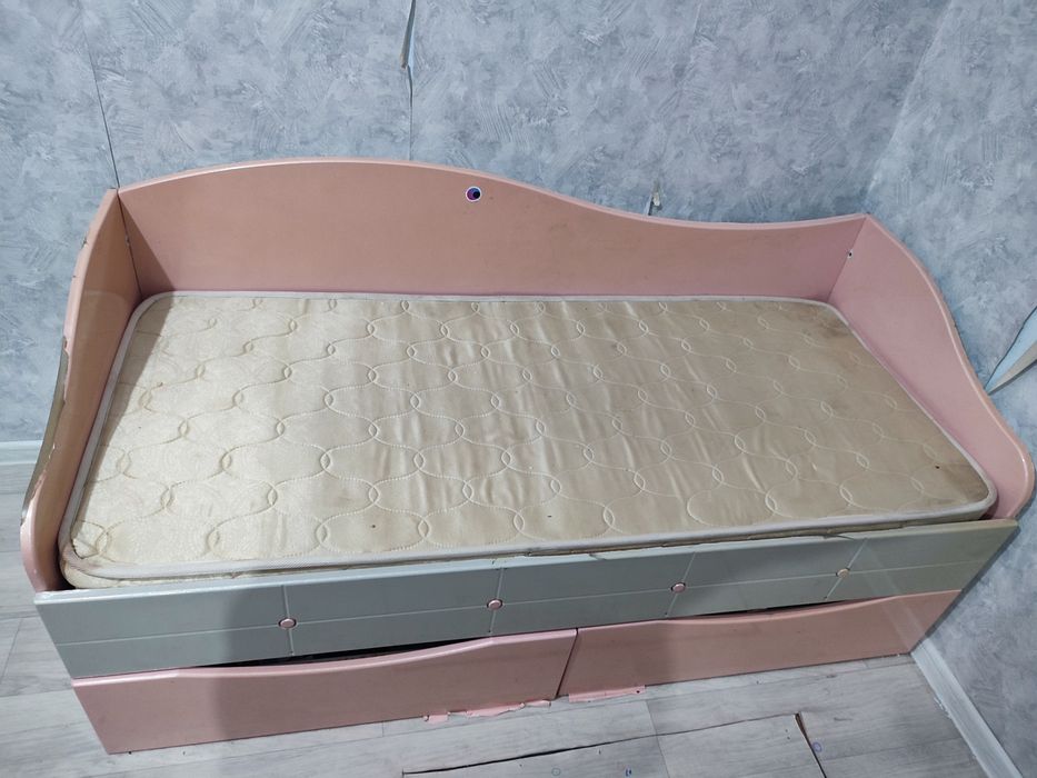 Кровать детская, с матрацем